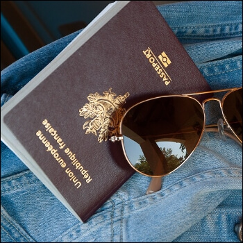 여권과 선그라스
